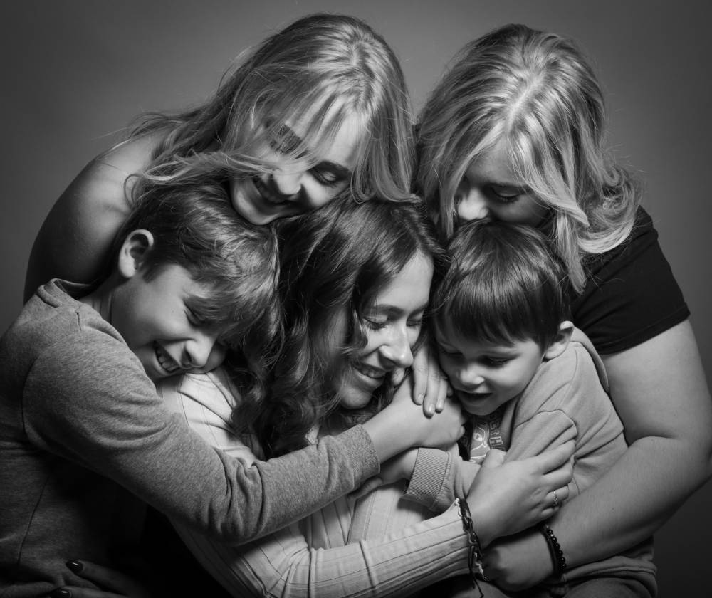 Pauline Clair photographe vosges photographe gerardmer photographe fraize shooting portrait maman 2023 famille enfants futur maman frère et soeurs bébé portrait photo photographer alsace grossesse (16)